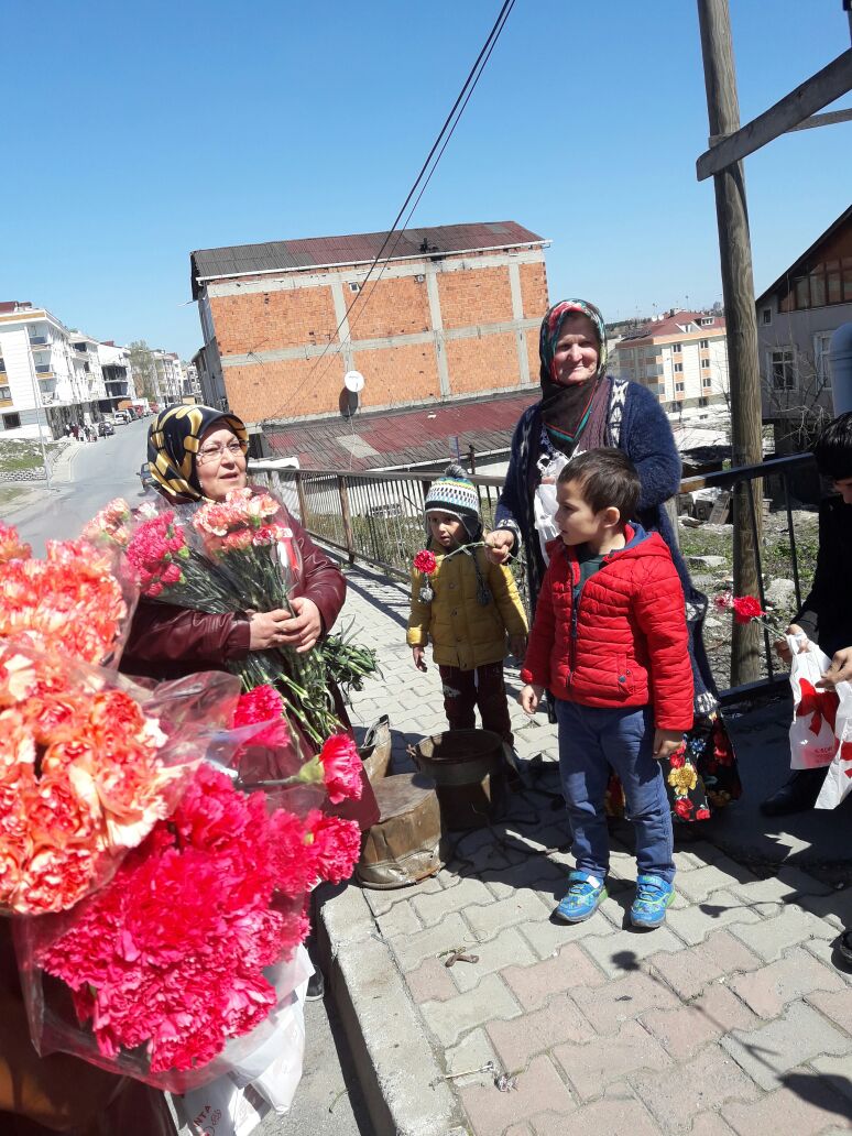 Mustafa95703373's tweet photo. Altınsehir mahallesinde tüm seçmenleri ziyaret ediyoruz. @AyhanOzgurel 

#Başakşehirseçmentaraması https://t.co/ByjF4XaEn4