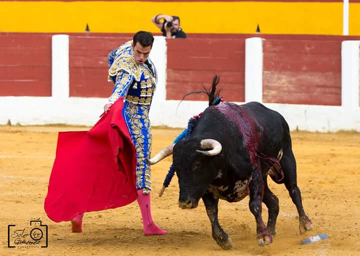 Yo estoy con <a href="/AntonioPuerta_/">Antonio Puerta</a> @ManolicoGuillen <a href="/ElMuletazo/">El Muletazo</a> #stopvetos #conPdePuerta