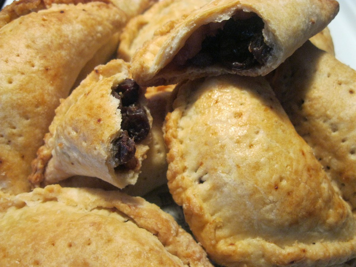 cookingwithmrc's tweet photo. An #Easterholidays Tradition https://t.co/W49z5KPzR3 Delicious #yummy #turnovers With #chocolate #raisins #pignolinuts Make It This #Easter https://t.co/93e14Uff9e