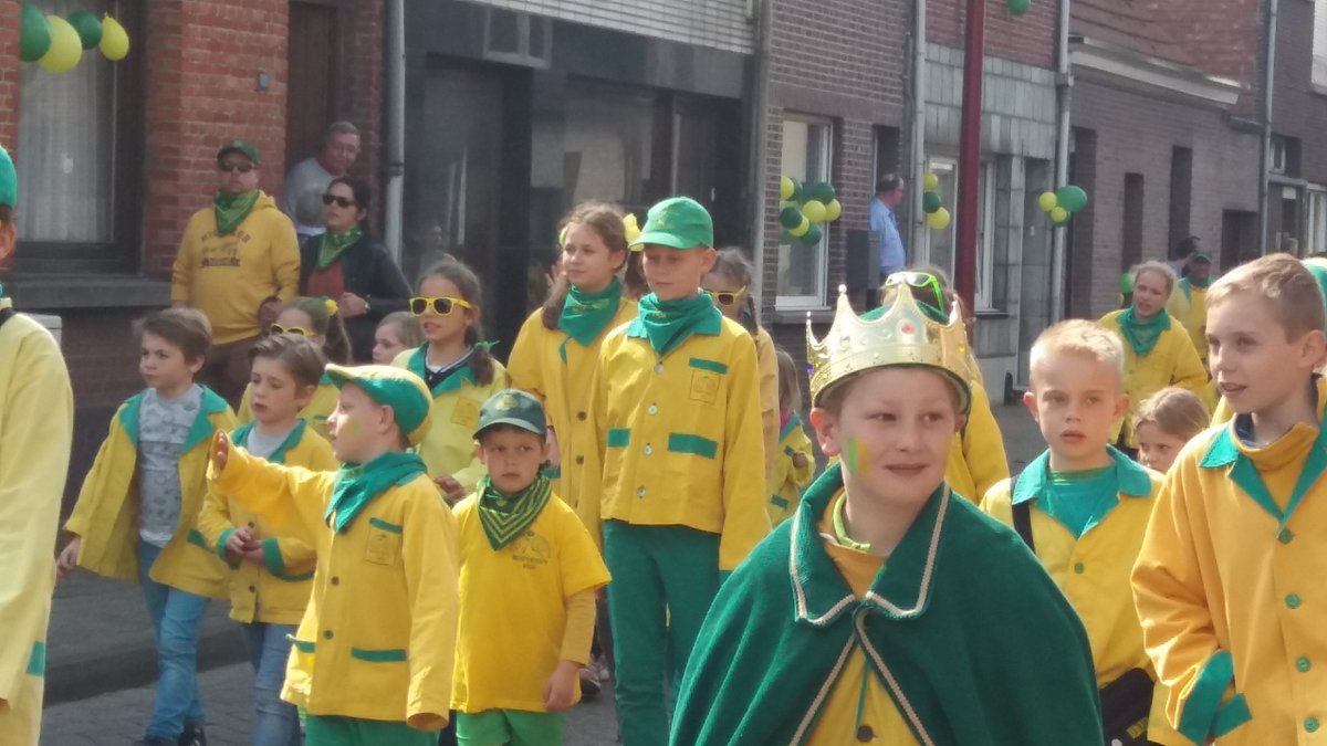 StefGielen's tweet image. De kinderen van de #MiniGans lopen voorop in de stoet. #keizerrijden @GansHoevenen #HoevenenBleftVanOns