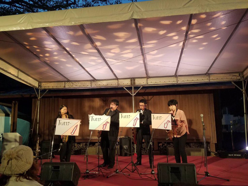 TuttiSax's tweet photo. 4/1 第4回桜灯りフェスタに出演しました！素敵な灯りの中での演奏、最高でした♪

皆さん！今年度も「tutti-」saxophonequartetをよろしくお願いします😄

＠Tuttisax
#鹿児島
#sax
#生演奏 https://t.co/1AAKYm26g8