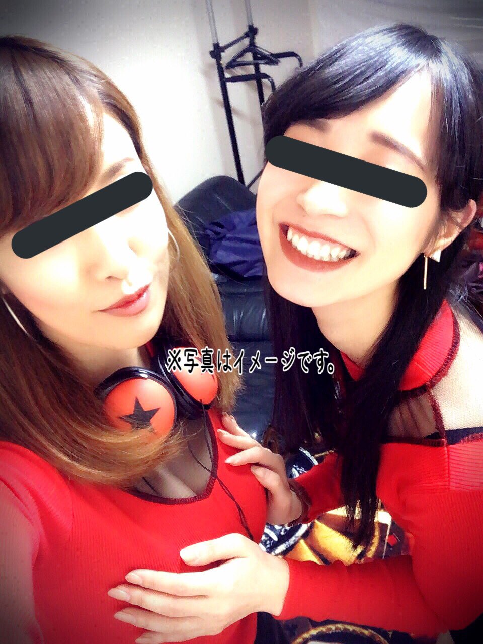 サッキーナ 北九州のスロット専門店 アプロ2 にてdjガールやってるよぉ 今日も音楽かけてノリノリ W そして休憩所でもイチャイチャしながら盛り上がってますwww みゆきちゃんの手が S ﾟdﾟ 笑 仕事終わったらみゆきちゃんともう1人の美女