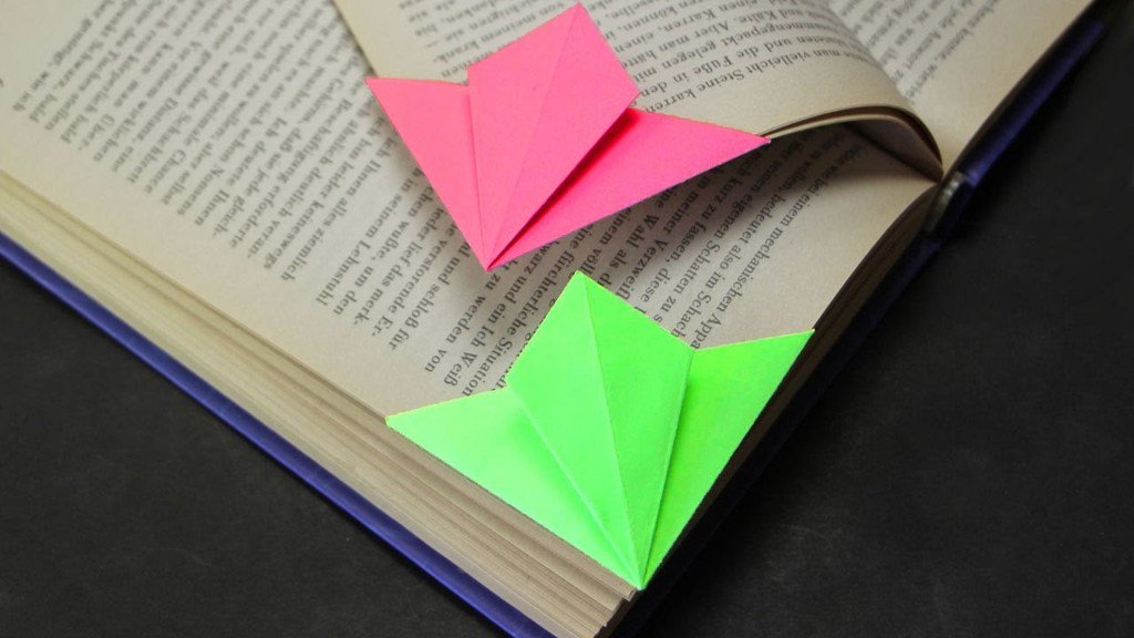 CraftParade's tweet photo. How to make a Origami Corner Bookmark? 🔖 https://t.co/R17ppI647K