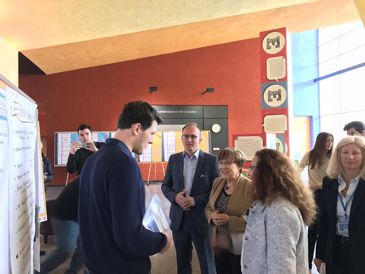 lsrsachsen's tweet photo. Tag 3 bei #visionschule: @Bildung_Sachsen StM Kurth ist da und sieht sich die Projekte der Schülerinnen und Schüler an 😎 https://t.co/5a18J7SdFU