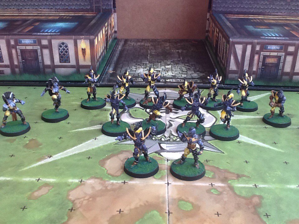 franjo_bf's tweet photo. Mis elfos oscuros de @Iron_Golems listos para empezar a jugar a #bloodbowl https://t.co/tjDL0E6OIn
