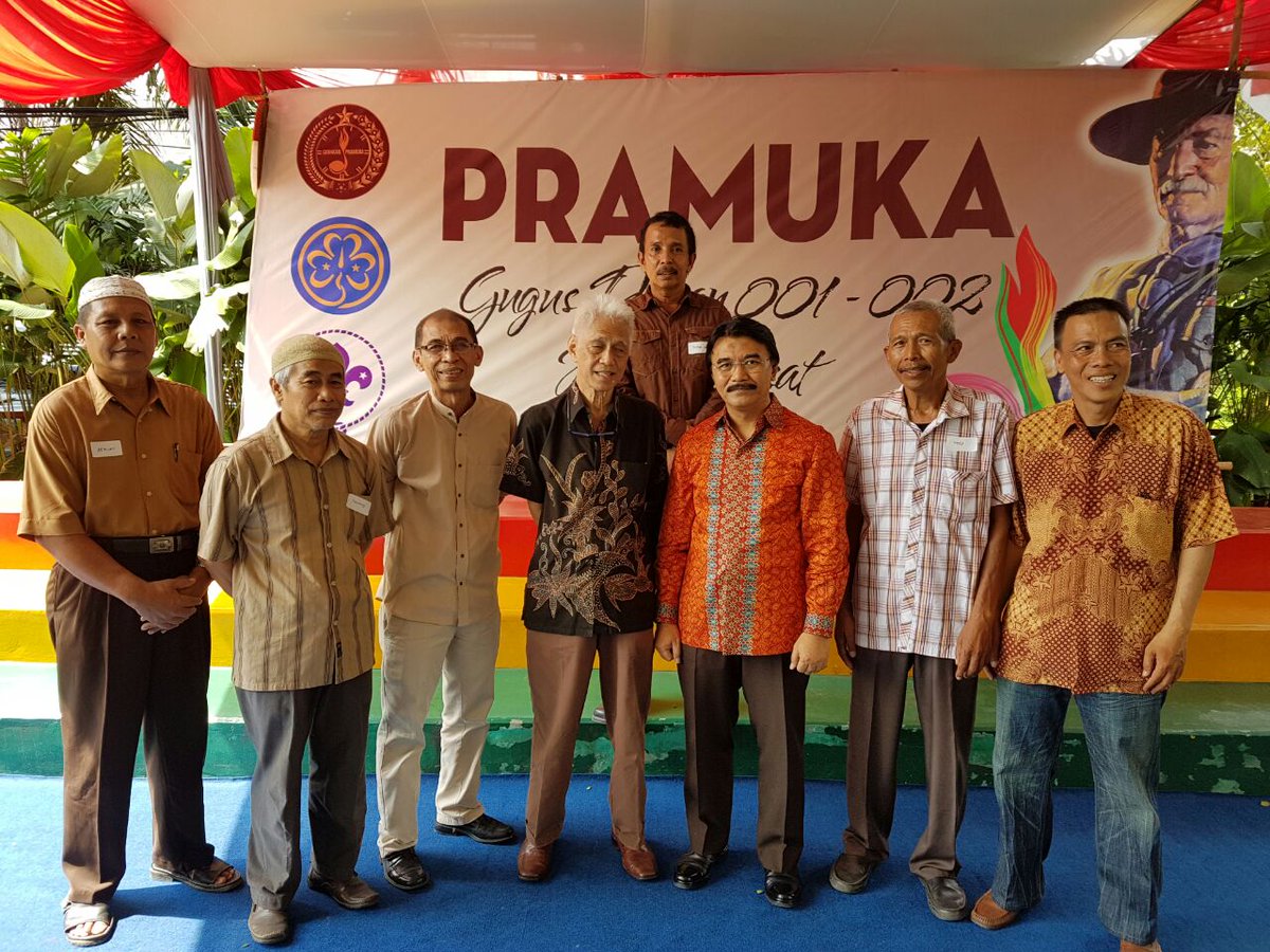 Reuni Pramuka Gudep OO1–002, Prambanan-Jakarta. Foto dg senior. Kak Djoni Aziz Saleh bersaudara, ada Malik Aziz Saleh pemilik Radio Prambors