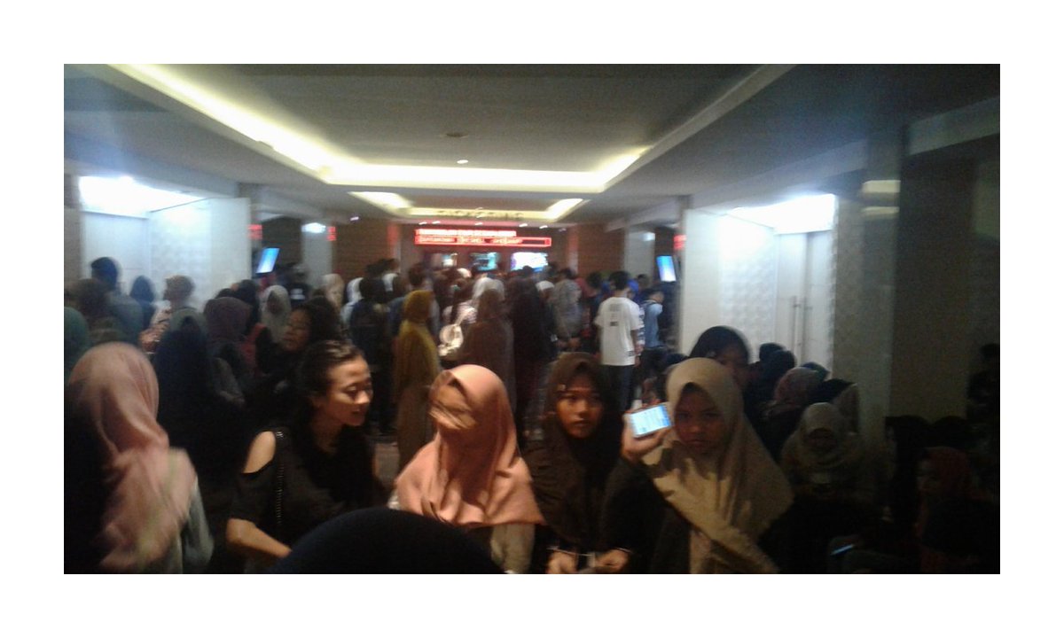 PrillverssTegal's tweet photo. Dari antrian panjang dan akhirnya nonton jugaaaa❤ filmnya keren! @DanurMovie @PrillyBie @ullyjulita1  @ofcprllvrs @PrillyFan @tiaraoktaliaa https://t.co/DqwgmmiMeg