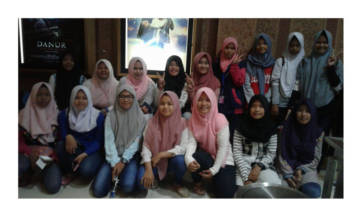 PrillverssTegal's tweet photo. Dari antrian panjang dan akhirnya nonton jugaaaa❤ filmnya keren! @DanurMovie @PrillyBie @ullyjulita1  @ofcprllvrs @PrillyFan @tiaraoktaliaa https://t.co/DqwgmmiMeg
