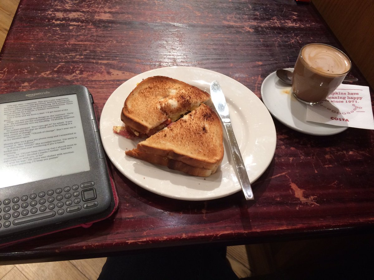 teaandagoodbook's tweet photo. This #manchestermarathon business is tough... #spectatorproblems https://t.co/egrVnPmnIY