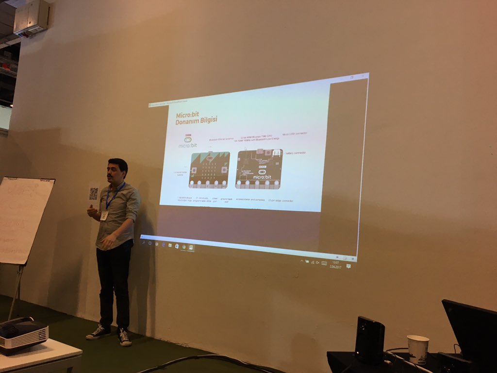 ygmurgur's tweet photo. Microbit nedir? @HAS_ESEN anlatıyor. #educashow https://t.co/iM042dW56y