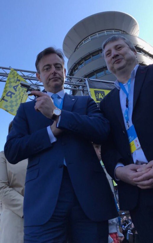 Zonet startschot #rvv gegeven in Antwerpen. Vlaanderens mooiste thuisgekomen in de schoonste stad. Ongelooflijke sfeer!