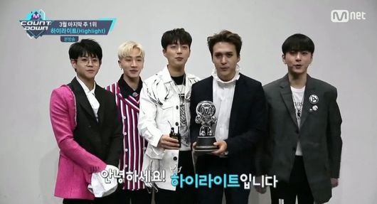 HI5HLI5HT_704's tweet photo. 2017.3.30
하이라이트 세번째 1위 <엠카운트다운>
#Highlight3rdWin 
🏆🏆🏆 https://t.co/xZrfNNS6Yk