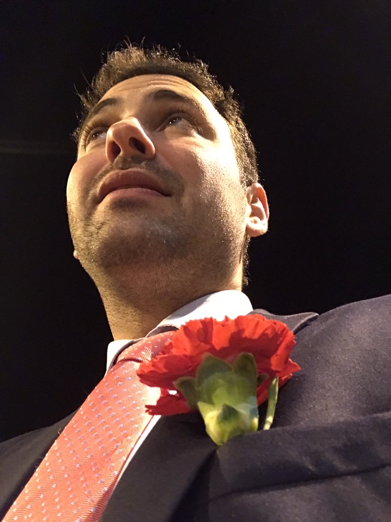 agullamas's tweet photo. Clavel rojo en la solapa, es noche encarnada. Momento el de ayer para los merecidos agradecimientos. Fantástica noche! Grac 😊 https://t.co/IUo6jH5Ax1