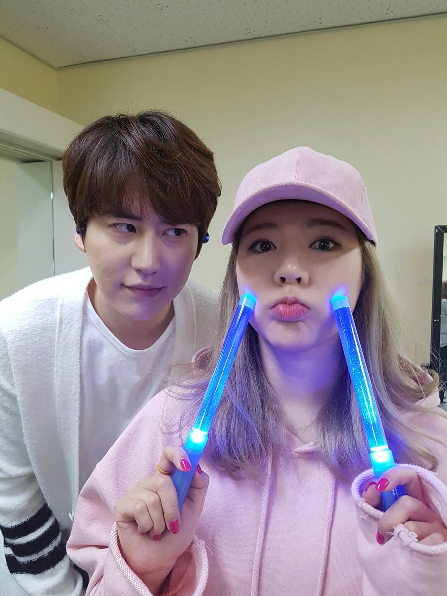 Sunnyday515's tweet photo. 규현오빠 오늘 넘나 수고 했음!!!! 오랜만에 블루스퀘어에서 프랭크 노래 들으니 아련아련ㅠㅠㅠㅠ 회식 적당히 달리삼ㅋㅋㅋㅋ #술규 의 원조 #조규현 #나이생각해 #맨날구박받는오빠 #그래도오늘은리스펙트 오랜만에 만난 #순규현 https://t.co/buXbNDUOvl