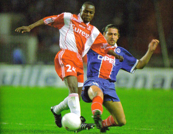Footballstory1's tweet photo. L'histoire de Victor Ikpeba https://t.co/TOsYj5ZITV #Leend #Foot #Nigeria https://t.co/GEXp8OyGbc