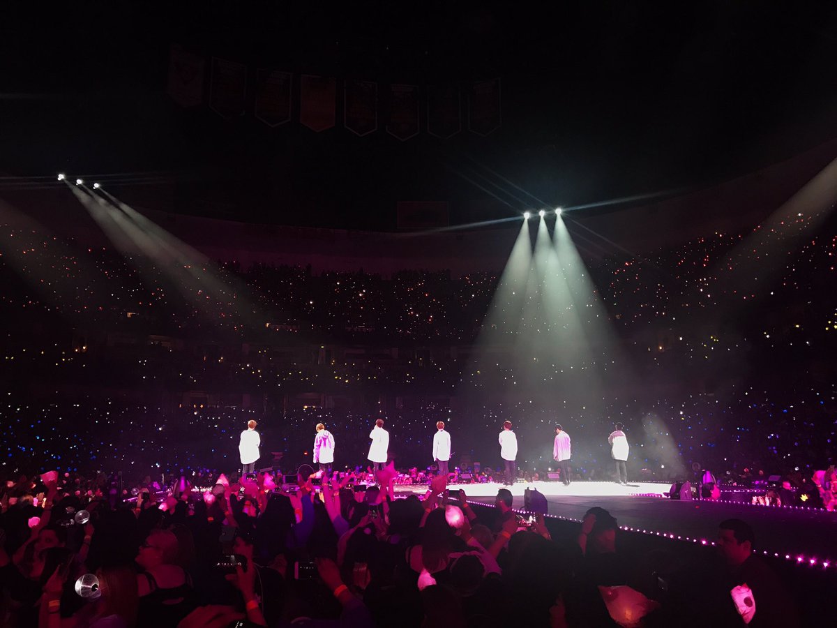 Eminem concert stage. микрофон эстетика. On stage. микрофон на сцене. мадонна певица концерт.