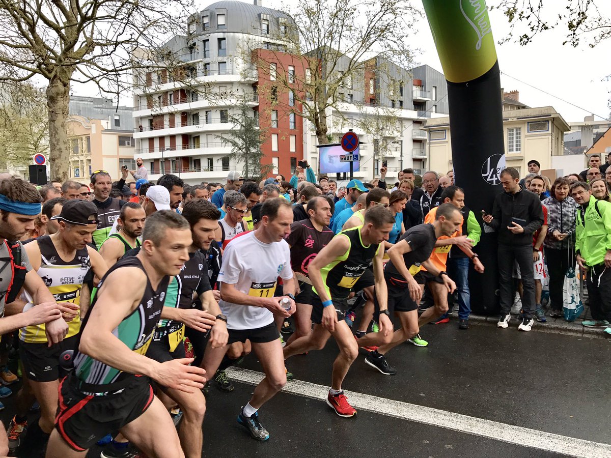 nathalieappere's tweet photo. L'Hôtel de Ville, point d'étape de #RennesUrbanTrail ! Ravie d'accueillir cet événement sportif et populaire partagé par 3 400 runners #Go https://t.co/HDlDEmEmtG