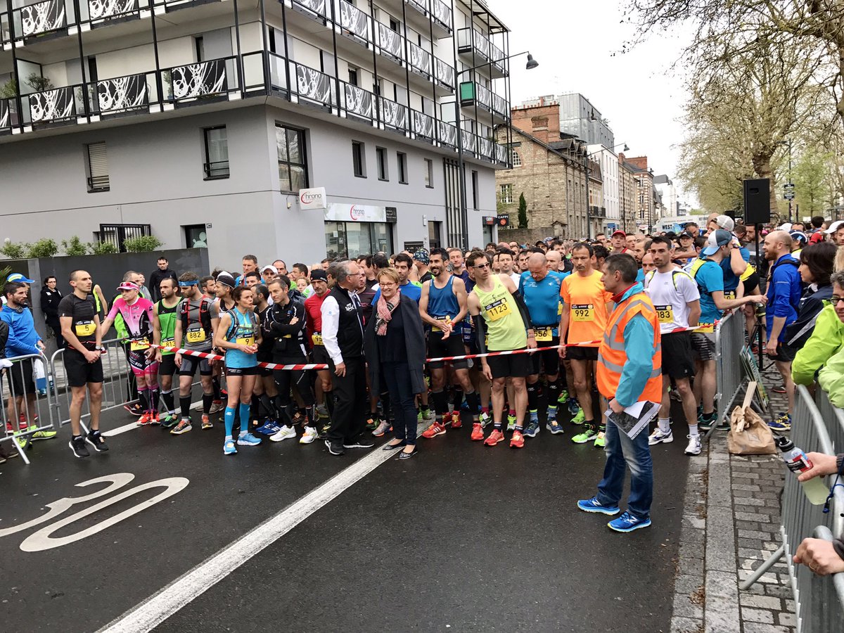 nathalieappere's tweet photo. L'Hôtel de Ville, point d'étape de #RennesUrbanTrail ! Ravie d'accueillir cet événement sportif et populaire partagé par 3 400 runners #Go https://t.co/HDlDEmEmtG