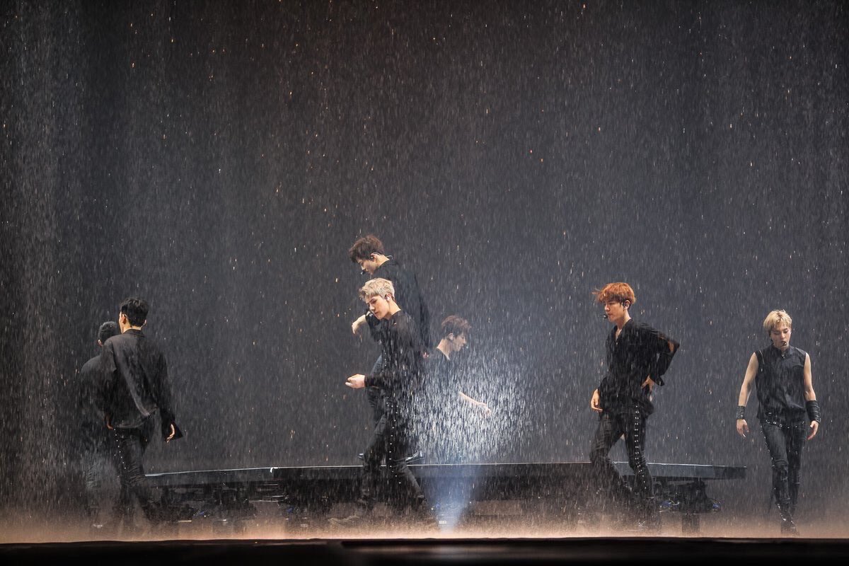 Letoutthewolf's tweet photo. THE WATER STAGE PERFORMANCE IS ABSOLUTELY STUNNING 😍 #EXOrDIUMinSG https://t.co/lmjQhfsEmu