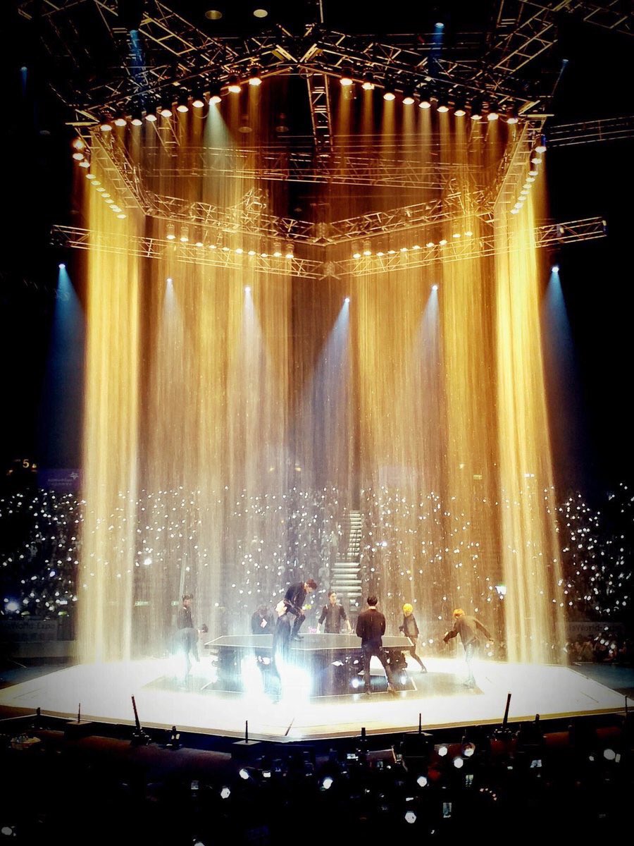 Letoutthewolf's tweet photo. THE WATER STAGE PERFORMANCE IS ABSOLUTELY STUNNING 😍 #EXOrDIUMinSG https://t.co/lmjQhfsEmu