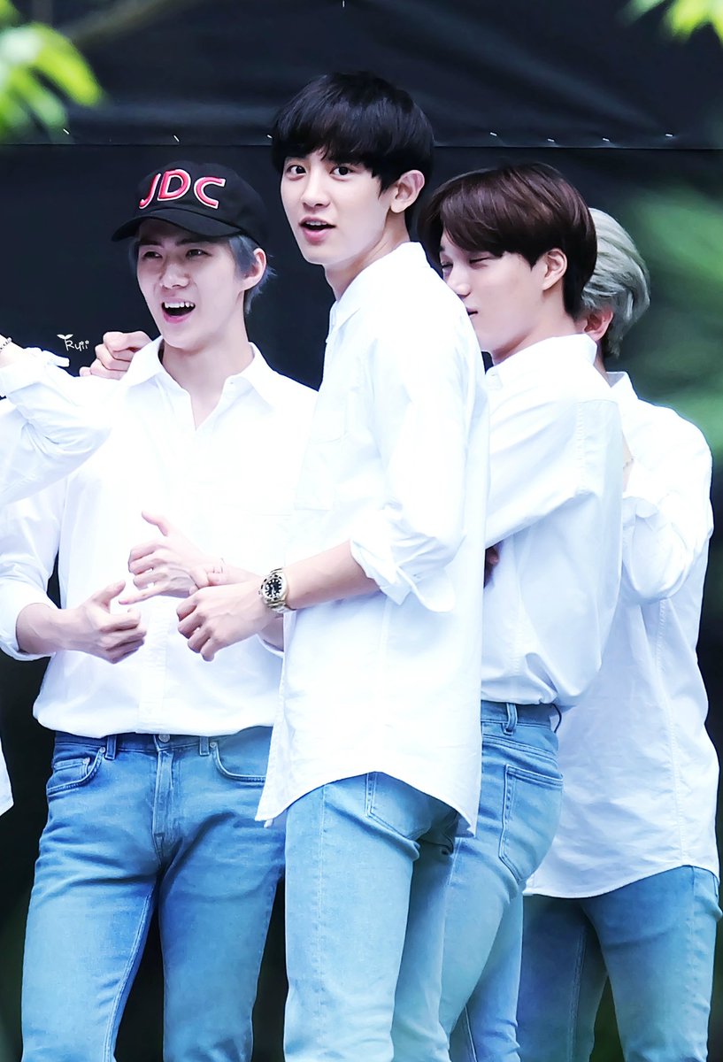 mdzlhcy_'s tweet photo. เซ็ตนี้พี่ชานหล่อจังงงงง แบบเห็นทีไรก็ชอบบ ฟีลแบบรุ่นพี่ชานยอลงี้อ่ะ กำลังยืนอยู่กับเพื่อนๆในกลุ่มที่หล่อมากเหมือนกัน55555555555 💘💘 https://t.co/j973WPYm7X