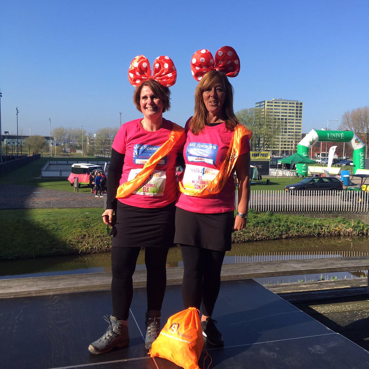 Rokjesdagloop's tweet photo. Joehoe! Zon, rokjes en heeeeel veeel vrolijkheid! #lente #rokjesdag https://t.co/m8hAAB0Q2V