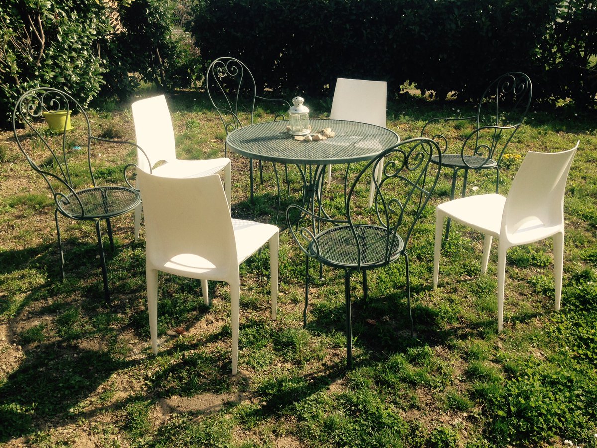 Fer forgé et plastique, un mélange parfait pour de belles soirées d'été / #exteriordesign #decoration in the #garden