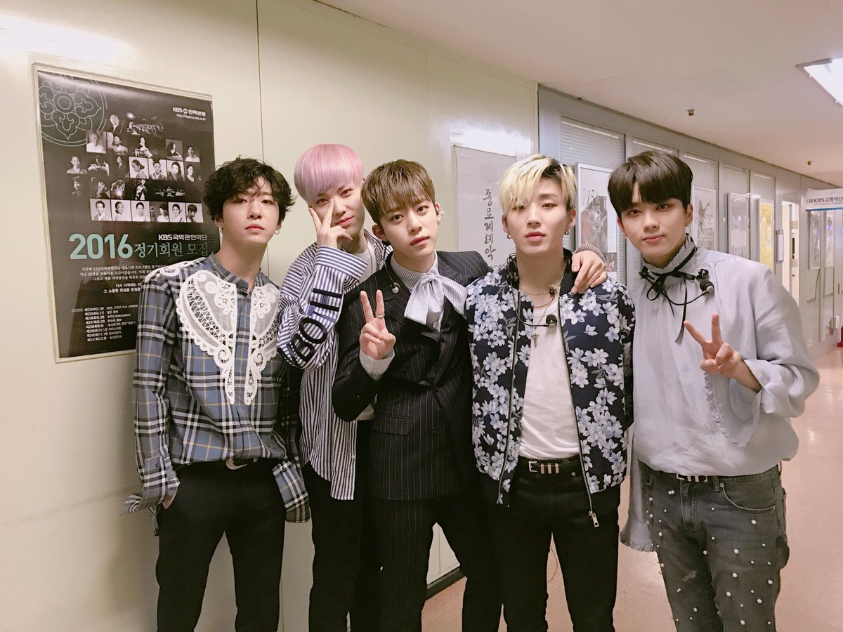 BAP_Fanstaff's tweet photo. B.A.P 6th single album <ROSE> 활동기간 동안 응원해준 우리 BABY들 덕분에 잘 마무리할 수 있었어요!🌹 우리 없다고 한눈팔지 말고~ 많이 보고 싶을 거예요!!😭 항상 고마워요❤️❤️ https://t.co/4MWbj5SdwH