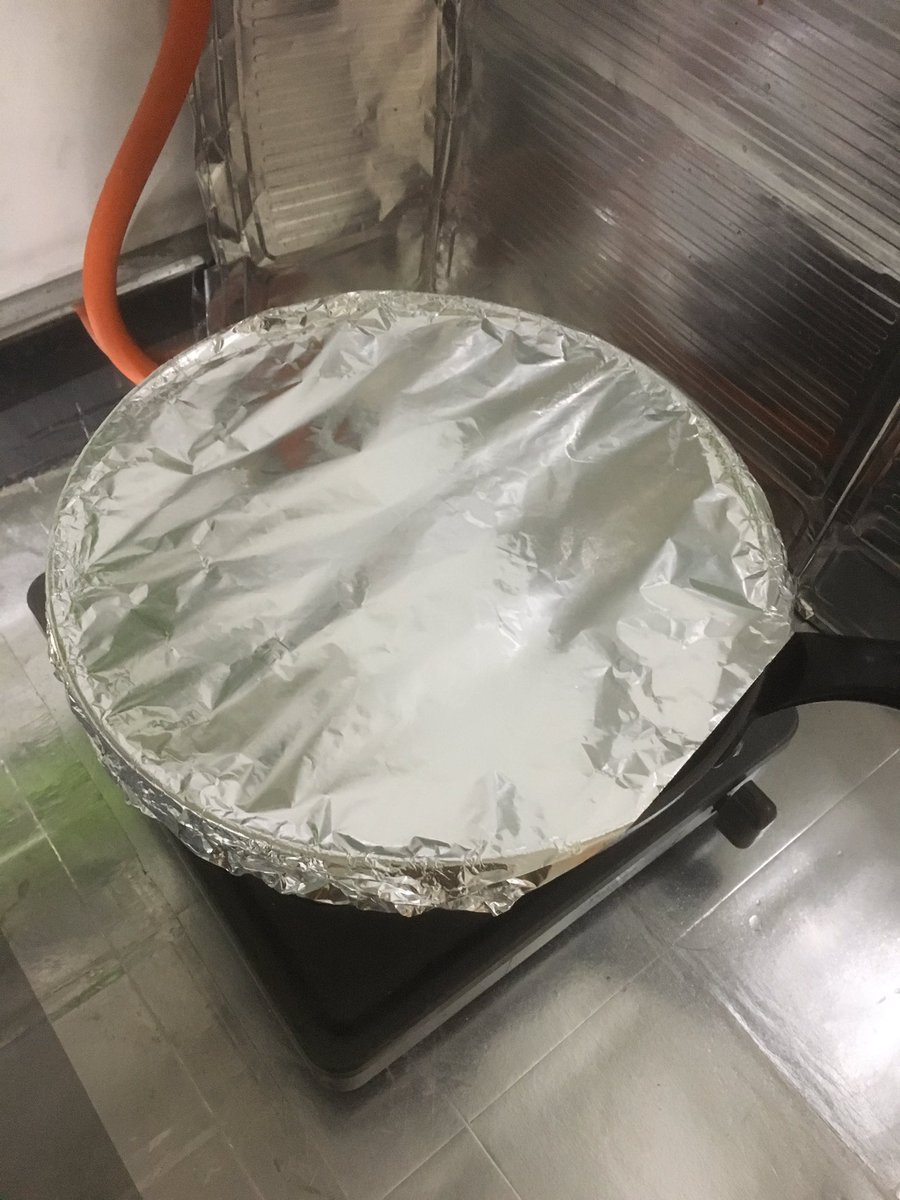 本多 على تويتر ギョーザ フライパンの蓋が無いためアルミホイルで代用