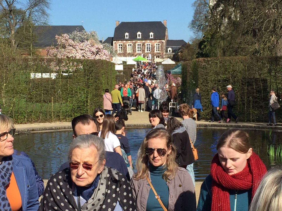 Jaarlijkse plantenmarkt in tuinen van <a href="/gemhoegaarden/">Lokaal bestuur Hoegaarden</a> groot succes.