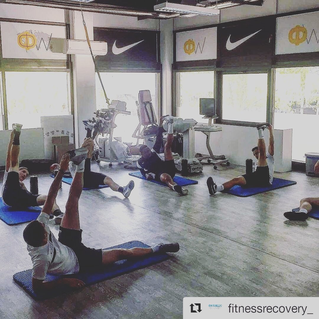 _fitnessworld__'s tweet photo. FK Partizan kod nas na oporavku☺💪👍
#partizan #training #recovery #fitnessrecovery #stratching #football #health #strong #sport https://t.co/N49wunBudk
