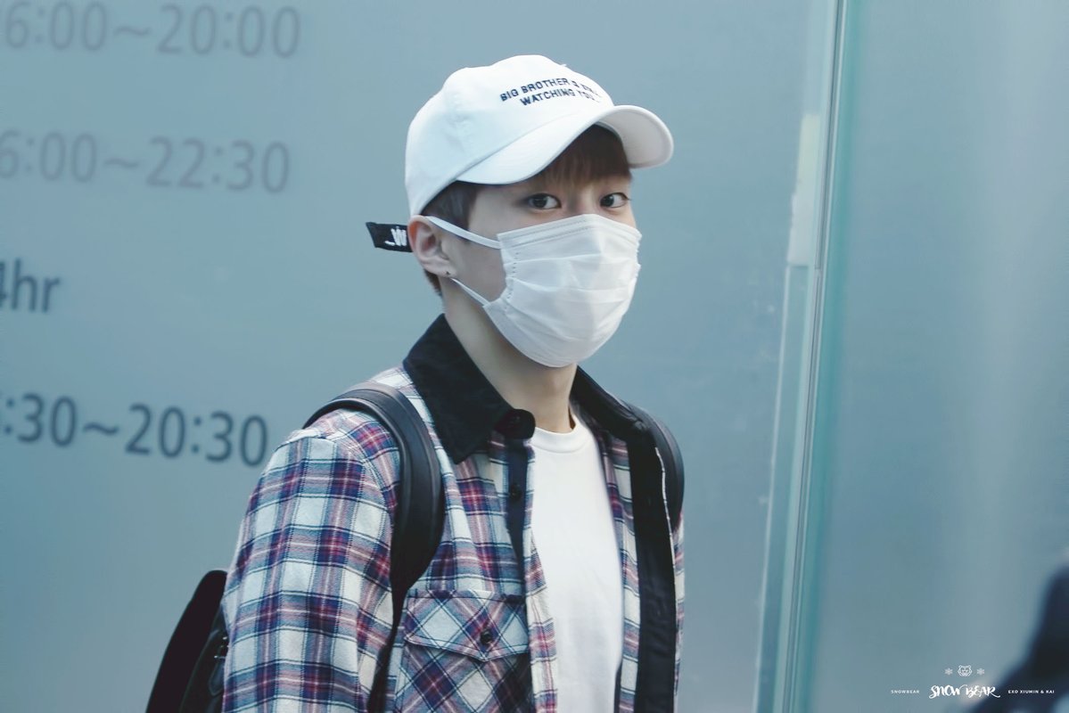 Vulpecula_02's tweet photo. [PIC] 170401 XIUMIN at ICN Airport

หมวกคู่ใจใบนี้... https://t.co/TEBT0nLOJL by #MoToToMoMo via @c0nvey https://t.co/uBMnR8O1sV