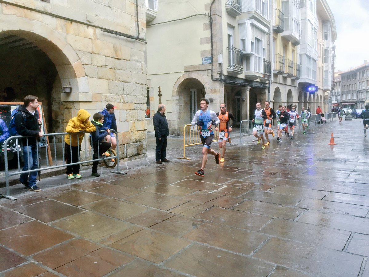 TriatlonLaredo's tweet photo. Cabeza de carrera Duatlon Reinosa. 1ra Transición un Laredano, David (BilbaoTT) marcando grupo, en chicas Melanie (Bender)  #TriLaredo2017 https://t.co/8l8rBhQ1dg