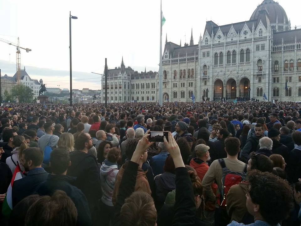 Philip_Goff's tweet image. 80,000 in front of Hungarian parliament. So moved about how much support we&apos;re getting. #istandwithCEU