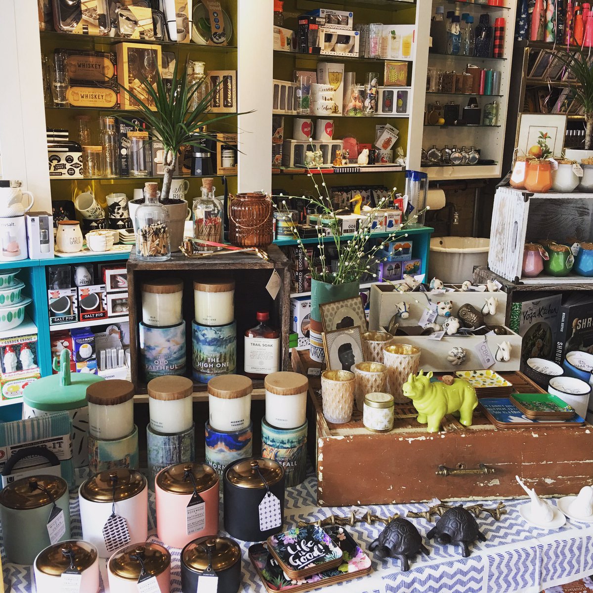 JuxtaposeAnnex's tweet image. 💐Full and fresh for spring! #store #fronttable #merchandising #smallbusiness #cardstore #cardsandgifts #juxtapose #juxtaposeannex #toronto