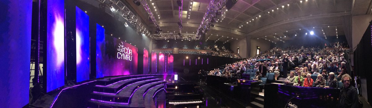 cor_cymru's tweet photo. Neuadd Aberystwyth yn prysur lenwi ar gyfer ffeinal #corcymru2017 HENO!!! @S4C 6.30pm https://t.co/stjkFoRvR7