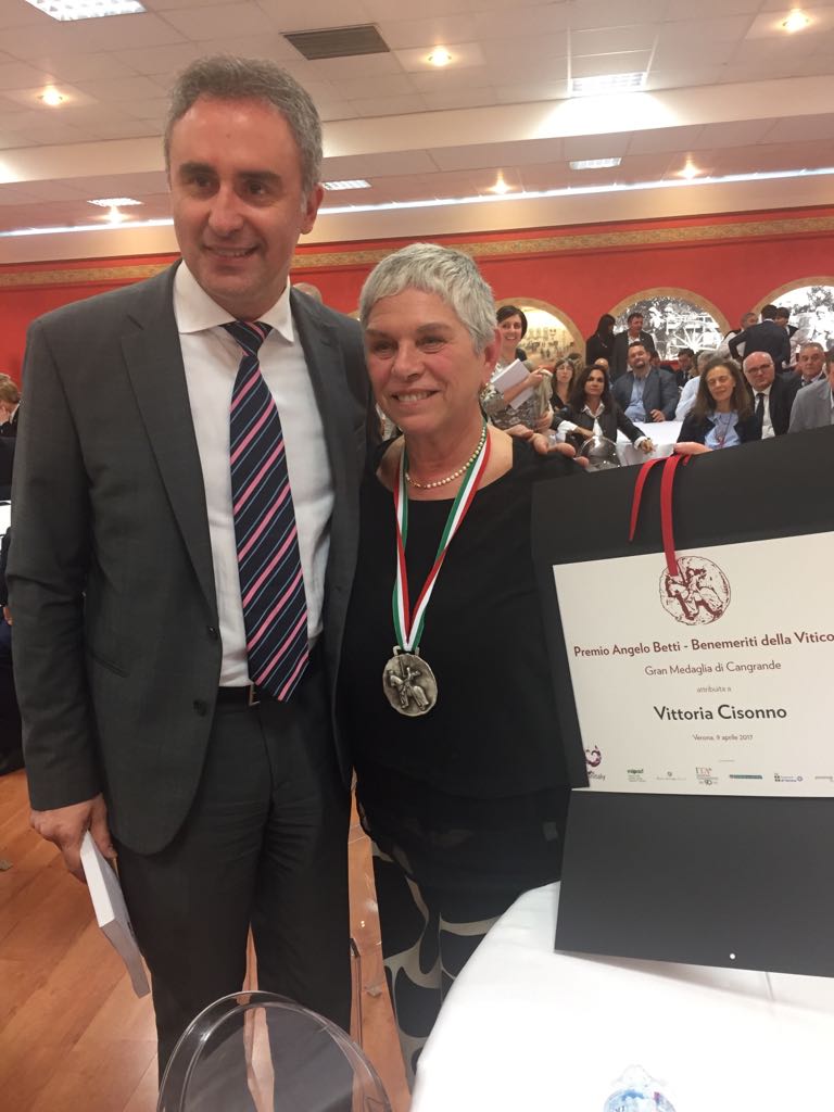 DiGioiaLeonardo's tweet photo. Il Premio #AngeloBetti 2017 @vittoriacisonno.Un riconoscimento all'impegno, passione negli anni nel promuovere la vitivinicoltura pugliese https://t.co/91EjfgOOAc