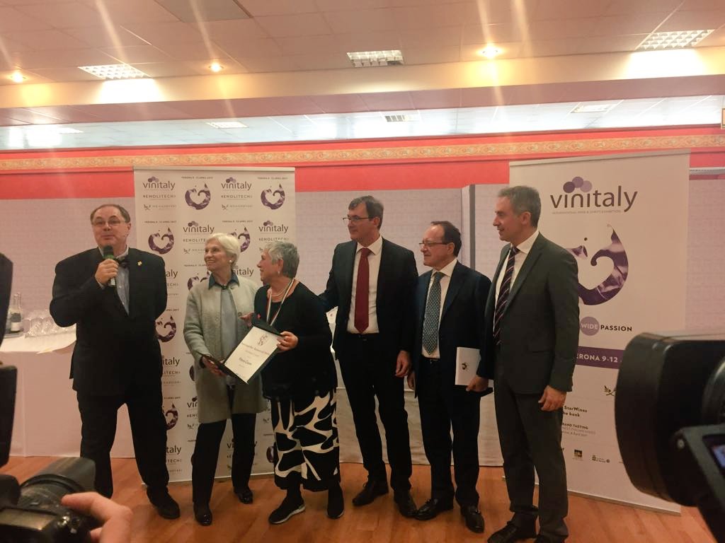 DiGioiaLeonardo's tweet photo. Il Premio #AngeloBetti 2017 @vittoriacisonno.Un riconoscimento all'impegno, passione negli anni nel promuovere la vitivinicoltura pugliese https://t.co/91EjfgOOAc