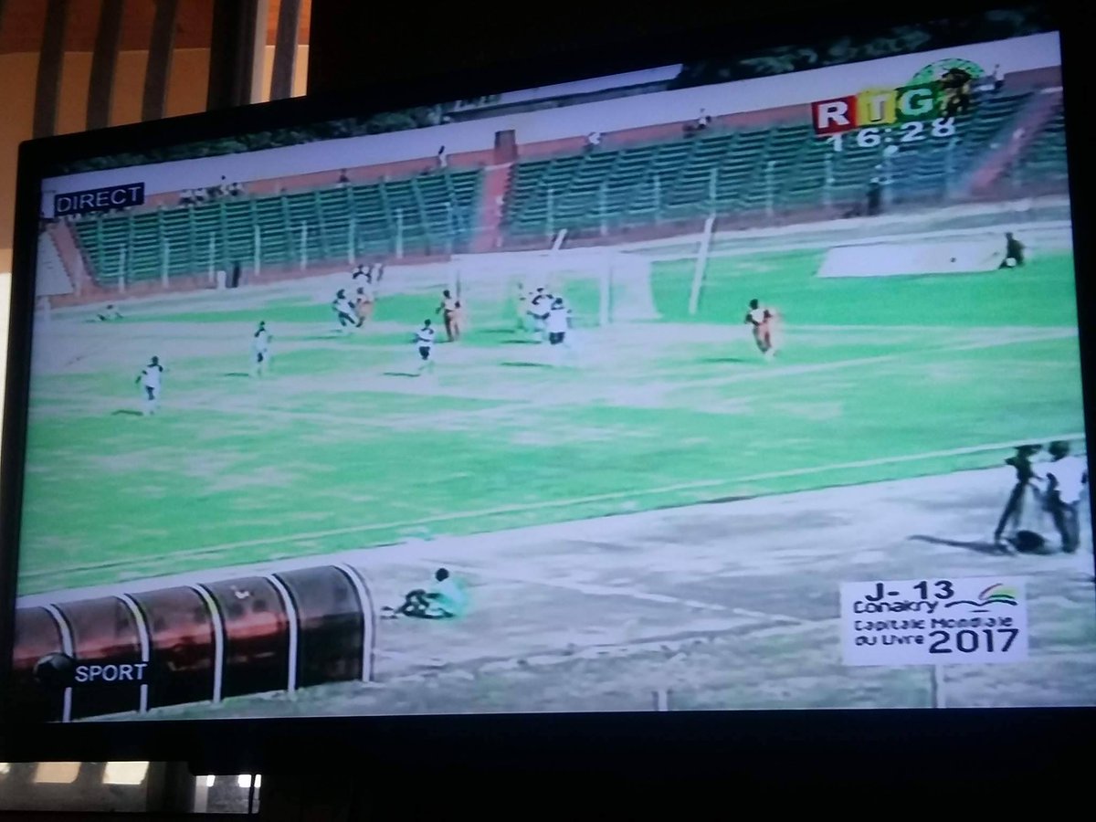 ndirediallo's tweet photo. #Guinée : live triste de la #RTG 
Pas de ralenti, pas de chrono, pas de score
@horoyaac 2-0 #ItihadTanger (match en cours) @makadjiamadou https://t.co/OcrKqBe1xa