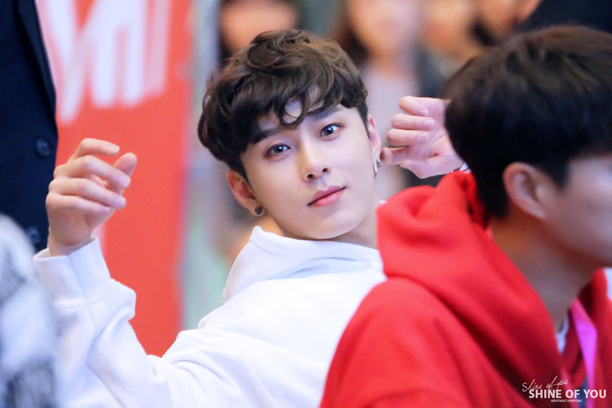170409 준형
👀👉👉👼
(farm3.staticflickr.com/2840/338944238…)