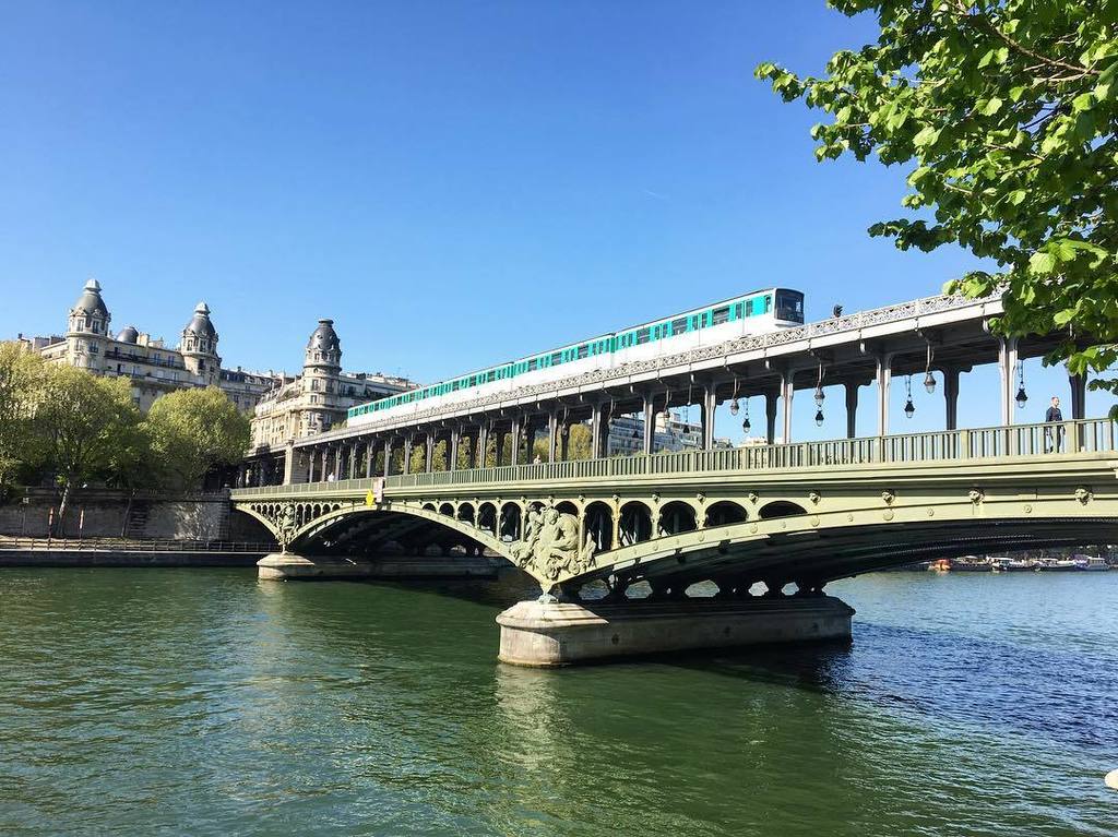 bloglnp's tweet photo. Pont de Bir-Hakeim 🍃

#weekend #pont #birhakeim  #bluesky #sunday #paris https://t.co/kO5uDrMCq1 https://t.co/KeSSGJKmFC