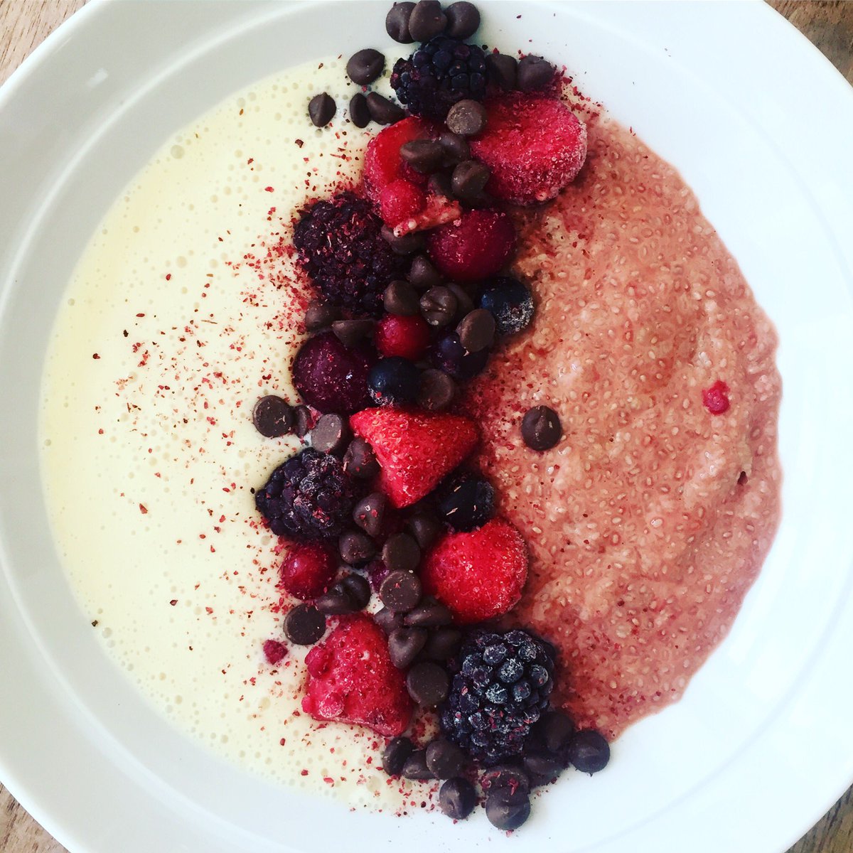 Finally had time to get in on the #smoothiebowl action 😊 #banana #vanilla #smoothie , #strawberry #chiaseed #chocolatechips #frozenberries