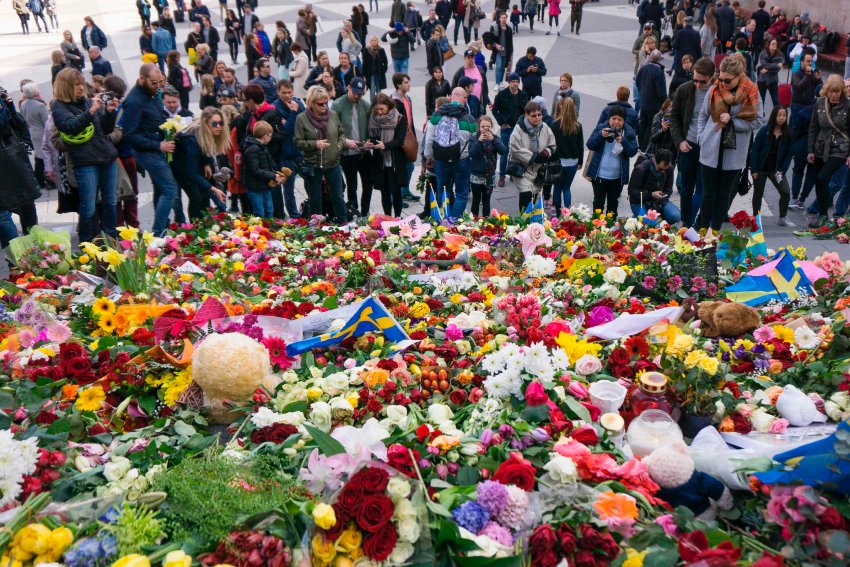 Jak jen to ti Švédové dělají,že jejich demonstrace proti terorismu má za téma lásku,nikoli nenávist,a místo šibenic nosí 💐 a ❤️? #Stockholm