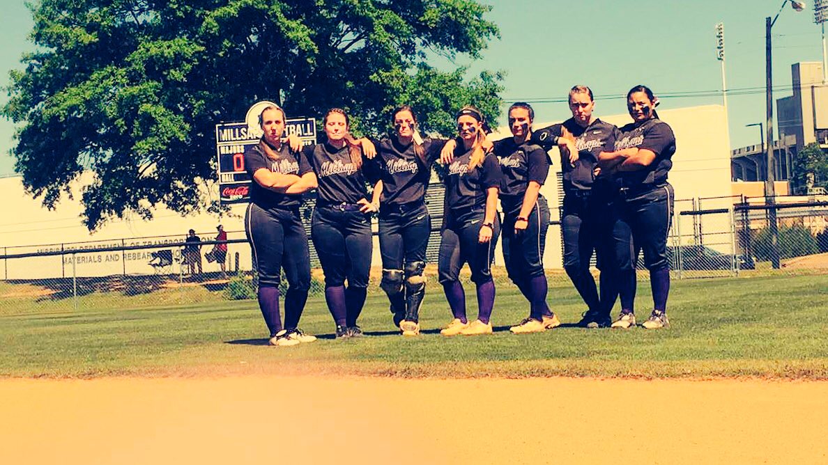 SapsSoftball's tweet photo. LETS GET IT SENIORS!! 💜😈⚔️⚾️ #beathendrix #gomajors https://t.co/7BApL3QxMW