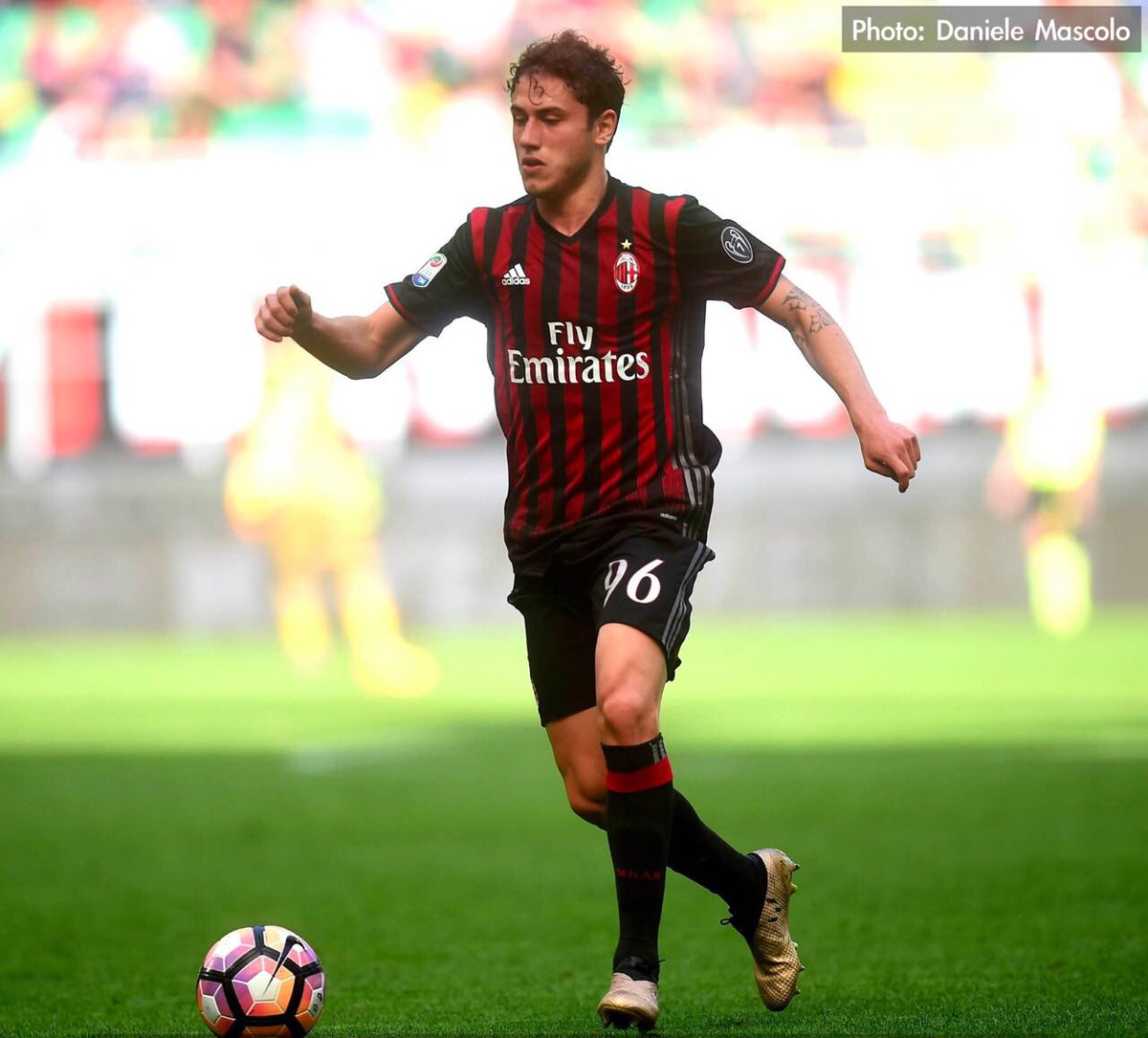 davidecalabria2's tweet photo. 3 punti importantissimi, la lotta continua... 💪🏼❤️🖤 @acmilan  #weareacmilan https://t.co/7C1N1exPPA