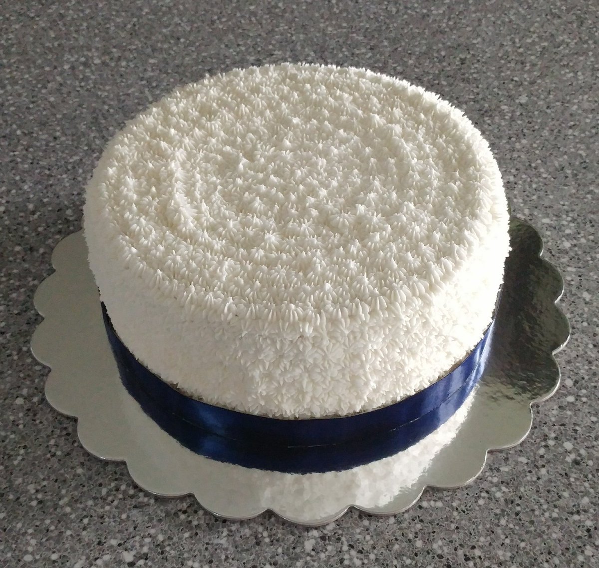 cupcakesbyflea's tweet photo. Wedding Cake with Ribbon #weddingcake #ribbon #cupcakesbyflea #cake #navyblue #wedding #smiple #texturecake #white&blue https://t.co/J6yn8qmNXp