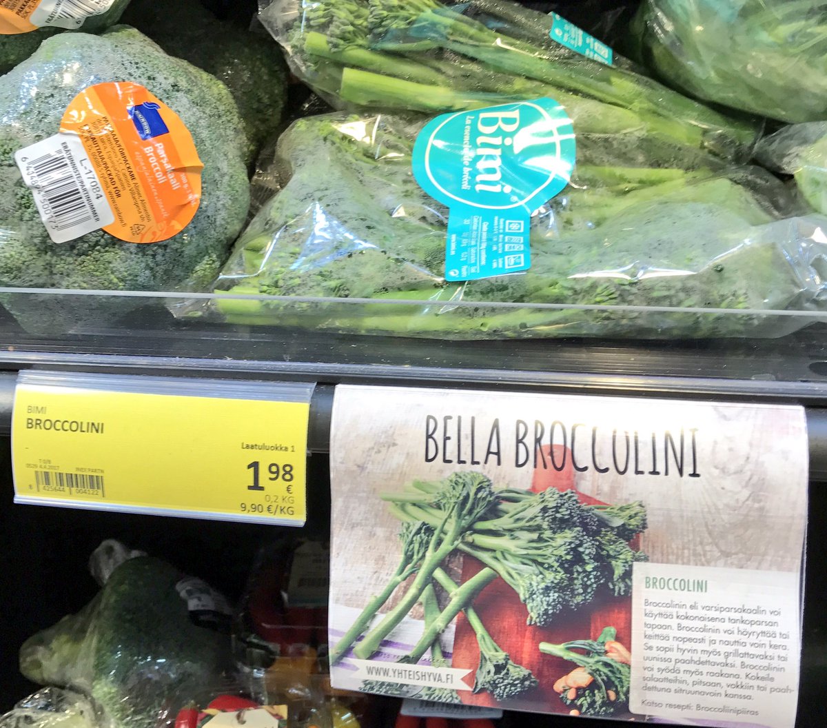 AnttiOksa's tweet photo. Helppoakin helpompi, maukas kasvislisuke. #Broccoliini:t pari minuuttia pannulla, ripaus suolaa ja sitten naps naps nauttimaan. #satokausi https://t.co/YiRAn1AFxJ