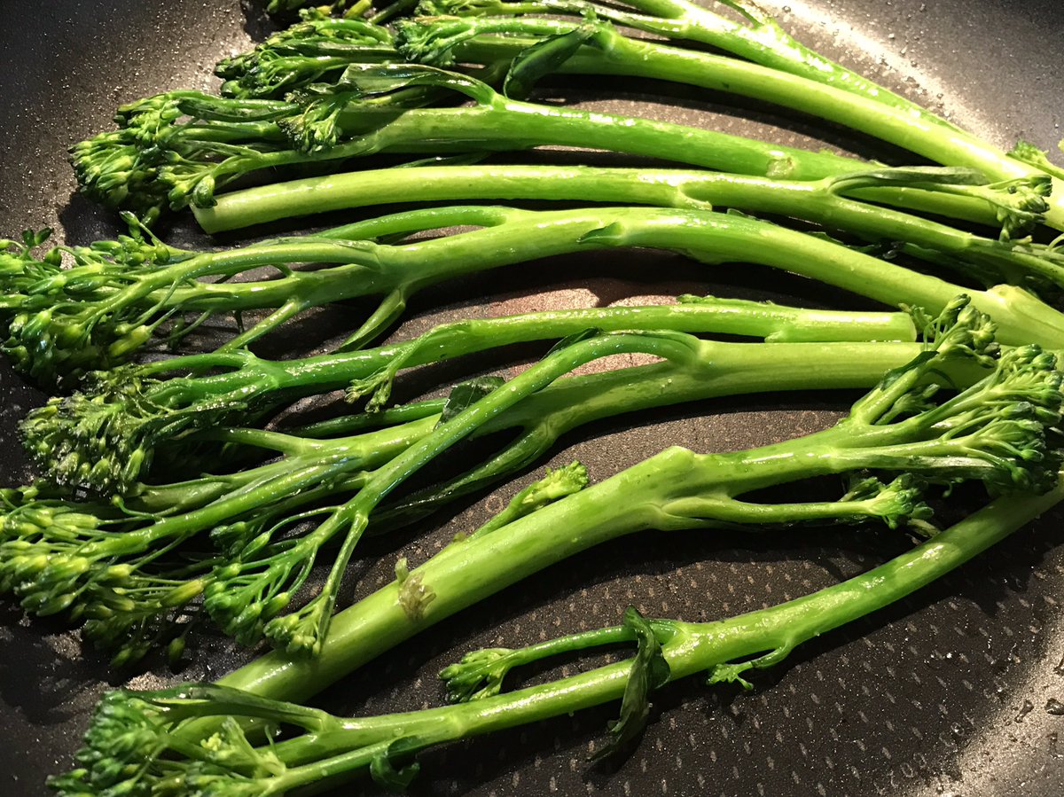 AnttiOksa's tweet photo. Helppoakin helpompi, maukas kasvislisuke. #Broccoliini:t pari minuuttia pannulla, ripaus suolaa ja sitten naps naps nauttimaan. #satokausi https://t.co/YiRAn1AFxJ