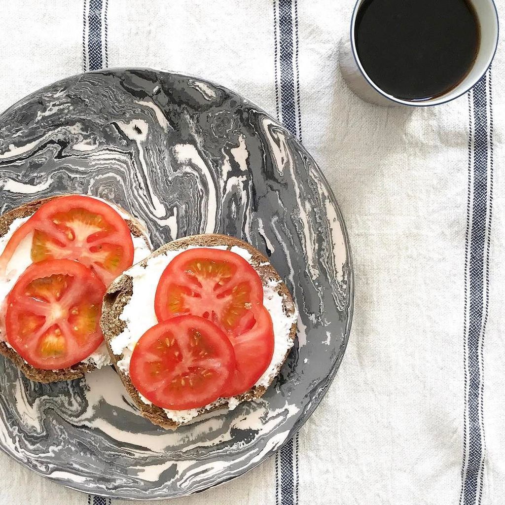 simplelifeist's tweet photo. True love is coming home with a bakers doz from #essabagel in your luggage 🙌😍 https://t.co/4aCKakGMSh https://t.co/F1IQTfep08