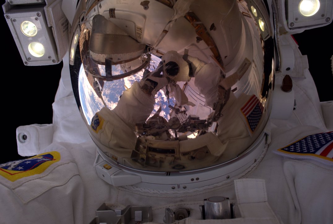 Bottlaeric's tweet photo. Voilà, @astro_kimbrough n'est plus le commandant de l'#ISS. 4,5 mois bien chargés avec #cygnus #Dragon #HTV6, les expériences et 4 EVAs! https://t.co/U4y2difkWM
